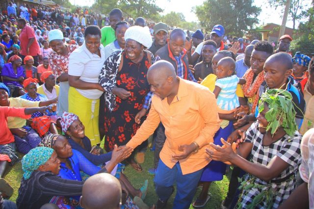 Ben Momanyi attracts a mammoth crowd at  Gesima in Nyamira County (photos)